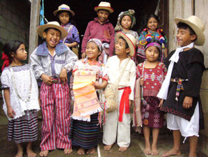 Nios en traje / Children in traditional clothing