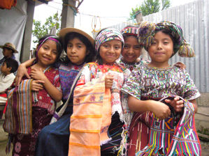 Nios en traje / Children in traditional clothing
