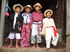 Ni�os en traje / Children in traditional clothing